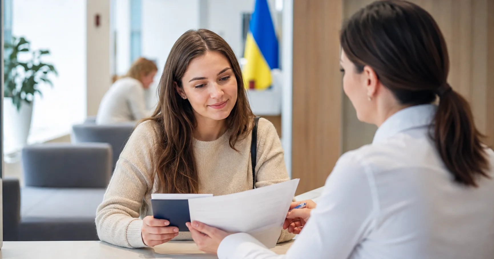 Українка з документами в Польщі після продовження тимчасового захисту до 2028 року